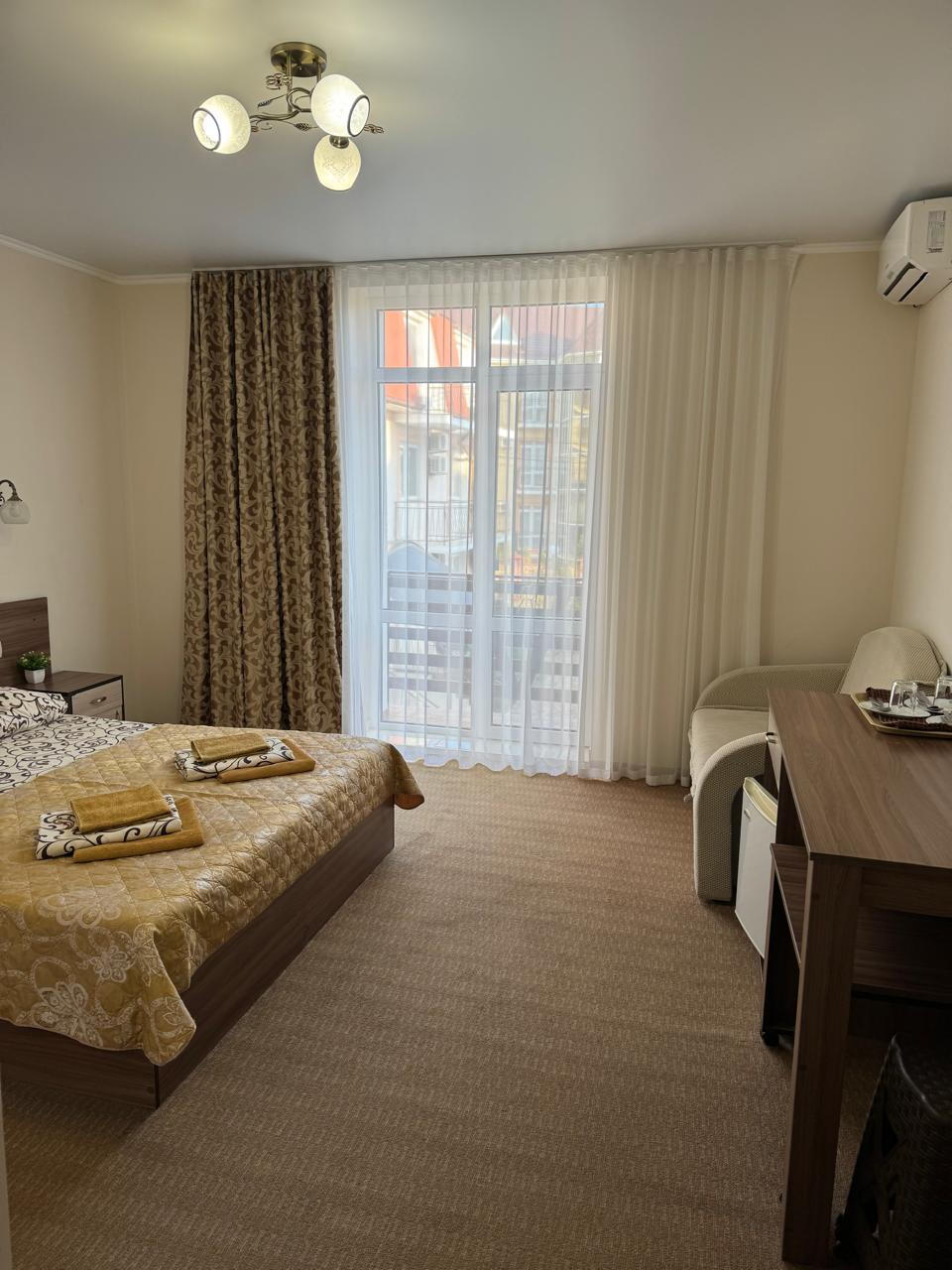 3-х местный номер комфорт отель Версаль Крым