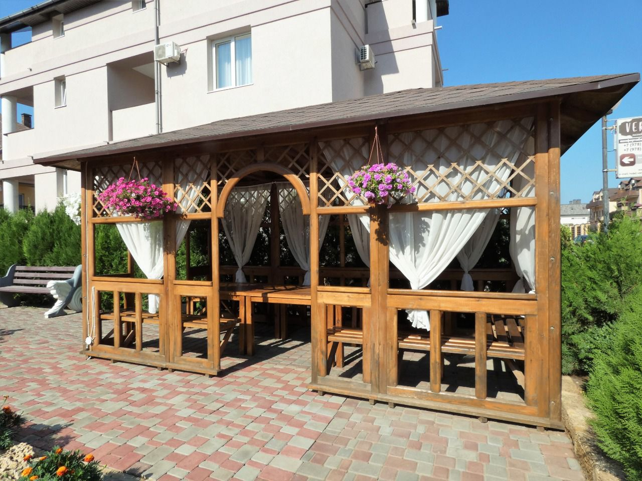 Территория гостиницы Версаль